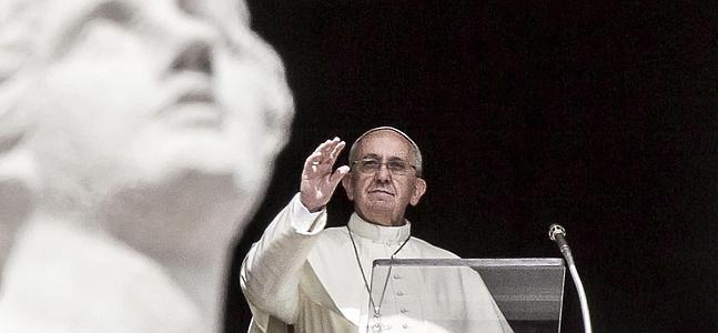 El Papa Francisco reza durante la oración del Angelus el pasado domingo. / Efe