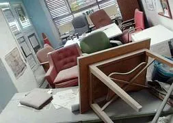 Desperfectos en un despacho de la Facultad de Derecho de la Complutense tras las agresiones. / Efe