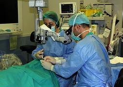 Cirujanos durante una operación. / Archivo