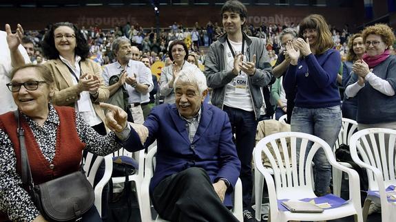 El expresidente catalán, acompañado por su mujer. 