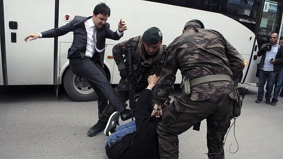 Yusuf Yerkel, golpeando al manifestante.