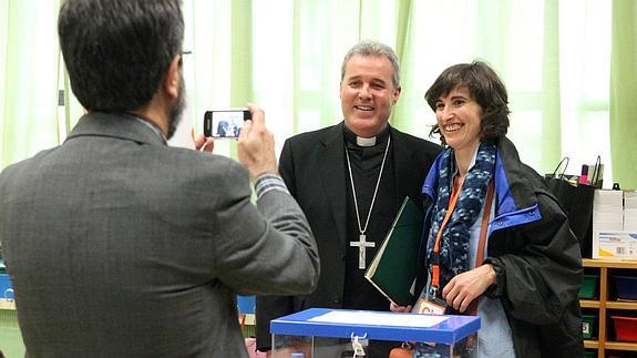 El obispo de Bilbao, Mario Iceta, ha ejercido de presidente de una mesa electoral en la capital vizcaína pese a recurrir. 