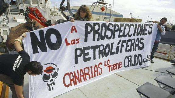 Voluntarios de Greenpeace despliegan una pancarta contra las prospecciones petrolíferas