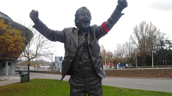 Estatua en homenaje a Preciado al lado de El Molinón.