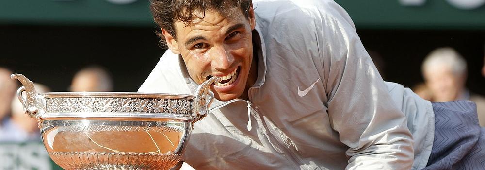 Nadal llora con la Copa de los Mosqueteros. 