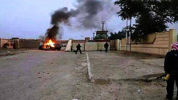 Un vehículo ardiendo en Mosul. 
