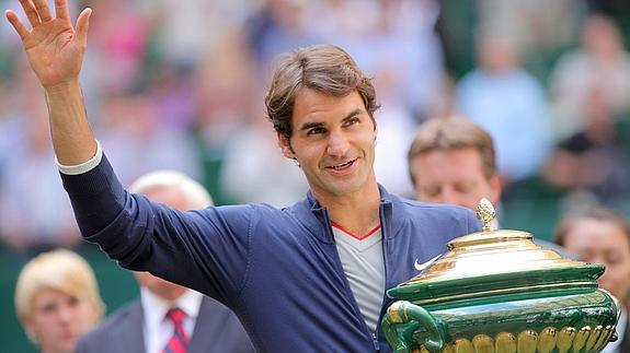 Federer, con su trofeo de ganador. 