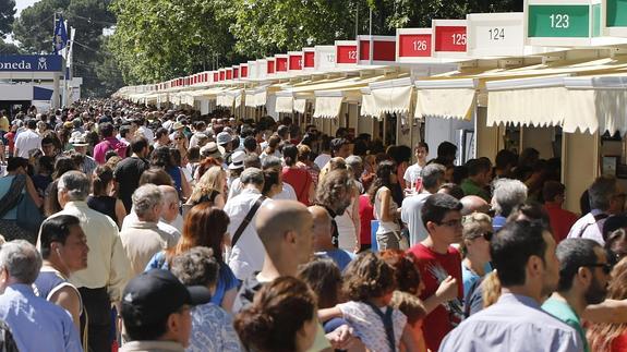  Numerosos visitantes en el último día de la 73 edición de la Feria del Libro de Madrid.