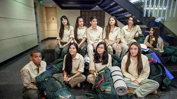 Un grupo de diez jóvenes colombianos que participará en la ruta BBVA. 