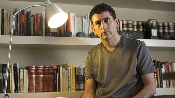 : Juan Mayorga, autor que acaba de recopilar su obra dramática, en su casa de Madrid 