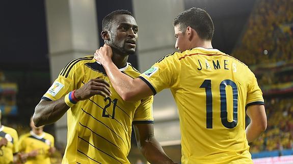 Jackson Martínez (i) y James Rodríguez celebran un gol. 