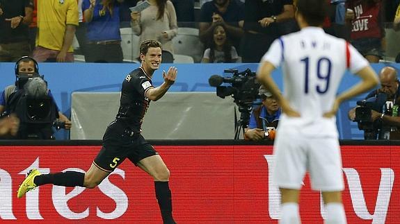 Vertonghen (i) celebra el tanto contra Corea del Sur. 