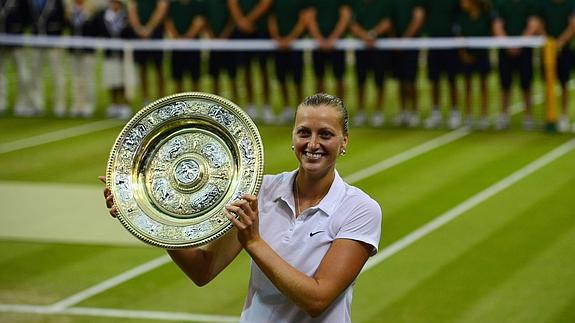 Kvitova muestra su trofeo en Wimbledon. 