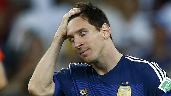 Messi se lamenta tras caer en la final. 