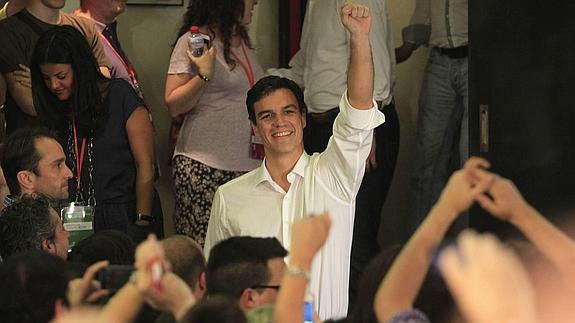 Pedro Sánchez saluda tras ganar la consulta entre las bases del PSOE para ser el nuevo secretario general de los socialistas. 