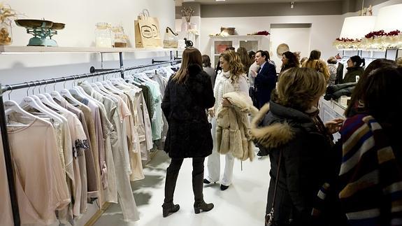 Clientes compran en una tienda de Logroño. 