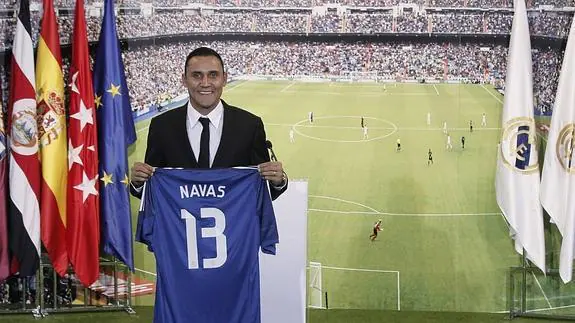 Keylor Navas posa como nuevo jugador del Real Madrid. 