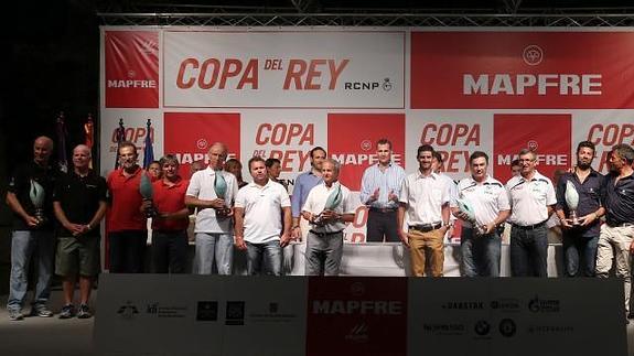 El Rey Felipe VI (c), junto a los ganadores de las distintas categorías, durante la entrega de premios de la 33 Copa del Rey de Vela