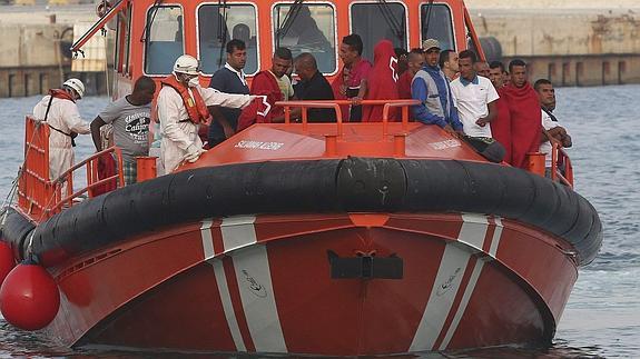 Los ocupantes de una patera interceptada al este de Mojácar llegan al puerto de Almería. 