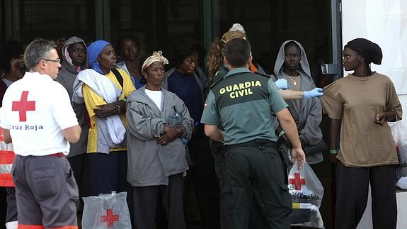 Traslado de inmigrantes en Tarifa. 