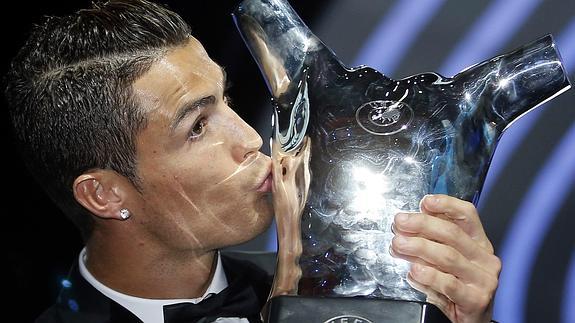 Cristiano Ronaldo besa su premio. 