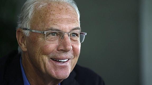 Beckenbauer sonríe durante una entrevista. 