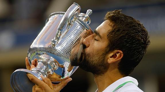 Marin Cilic besa el trofeo del US Open 
