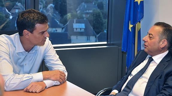 Pedro Sánchez, durante su reunión con el líder del grupo europeo socialdemócrata. 