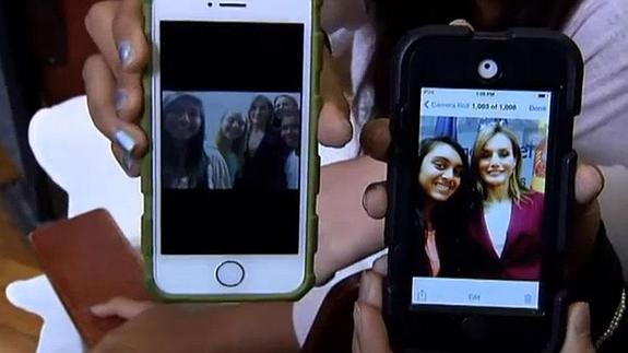 Captura de vídeo de los 'selfies' de la reina Letizia con varios estudiantes 