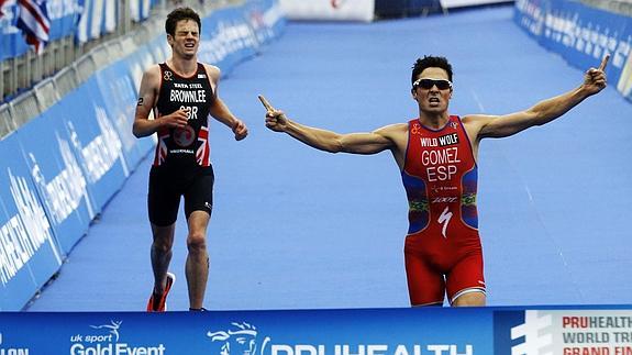 Gómez Noya celebra su victoria en el campeonato del mundo de 2013. 