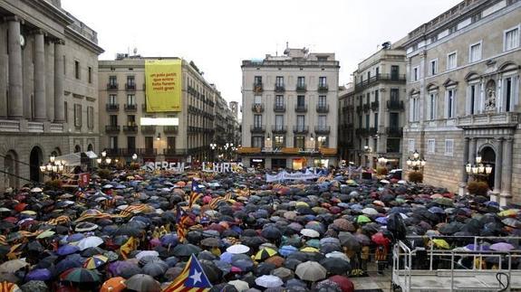 Partidarios de la consulta se concentran en la plaza Sant Jaume de Barcelona. 