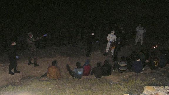 34 inmigrantes de origen magrebí, entre ellos una mujer y dos menores, llegaron anoche en patera a la isla de Alborán. 