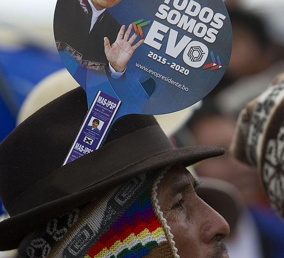 Un partidario de Evo Morales, durante el mitin de cierre de campaña, el pasado miércoles en El Alto (La Paz)