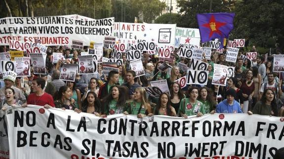 Cientos de estudiantes, profesores y padres de la enseñanza pública durante la manifestación que protagonizan en Madrid