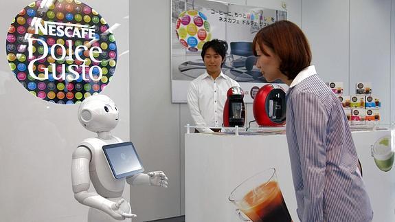 Uno de los robots dependientes en una tienda de Japón.