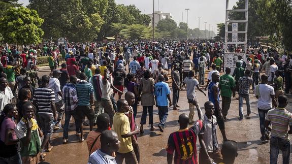 Centenares de manifestantes recorren las calles de Uagadugú, Burkina Faso 