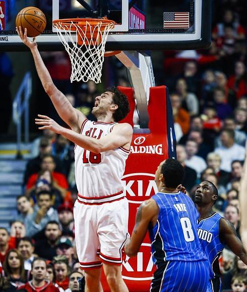 Pau Gasol logra una canasta. 