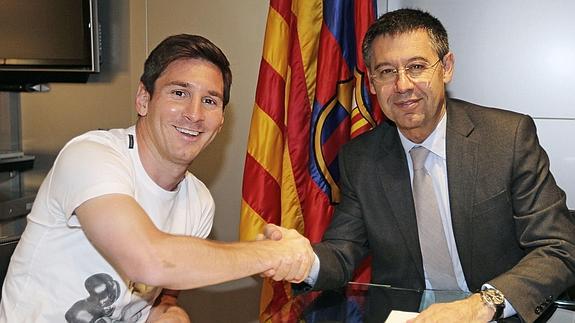 Messi (i) y Bartomeu, el día de la renovación del argentino hasta 2018. 