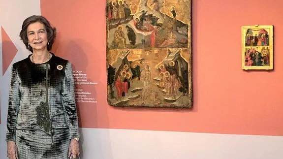 La reina Sofía posa junto al cuadro "La Natividad y el Bautismo" de El Greco en el Museo Benaki de Atenas 