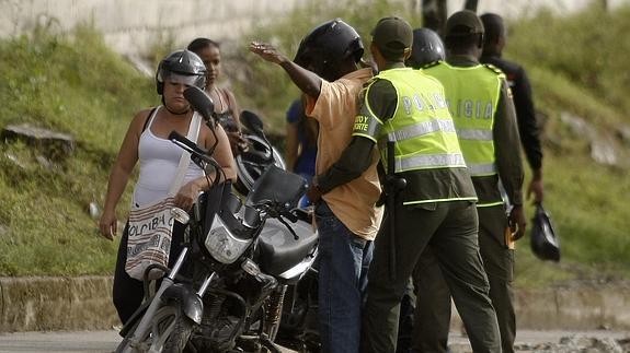 Miembros de la Policía Nacional de Colombia realizan controles de seguridad. 
