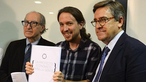 Pablo Iglesias (c.), en la presentación de su guía económica. 