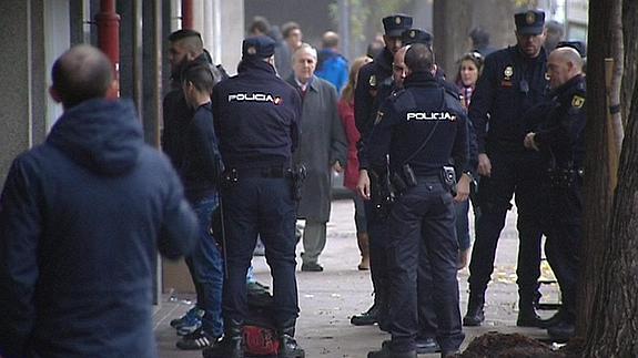 La Policía Nacional con algunos detenidos en los disturbios del Madrid Río. 