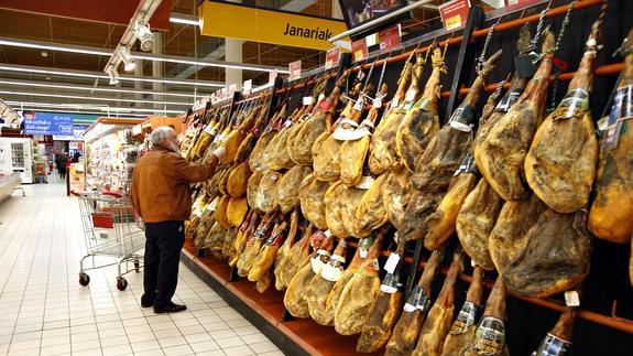 Jamones expuestos en la sección de alimentación de un supermercado. 