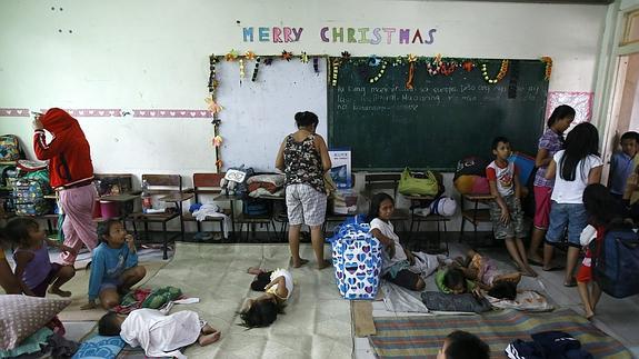 Varias familias refugiadas en una escuela. 