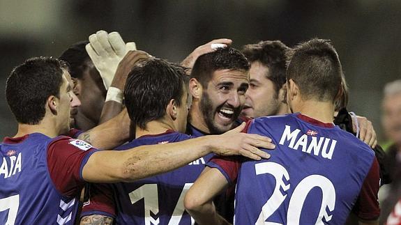 Los jugadores del Eibar celebran uno de los goles.