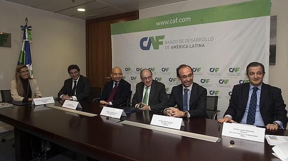 Momento de la firma del acuerdo en la sede de CAF en Madrid.