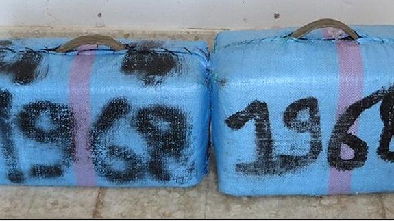 Dos de los fardos que se han incautados. 
