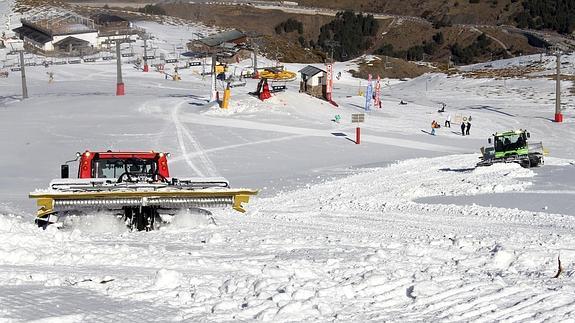 Máquinas pisanieves en las pistas de Sierra Nevada