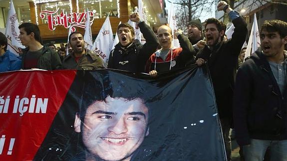 Manifestantes defienden al adolescente turco detenido. 