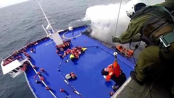 Imagen de la evacuación de los pasajeros del ferry en llamas. 